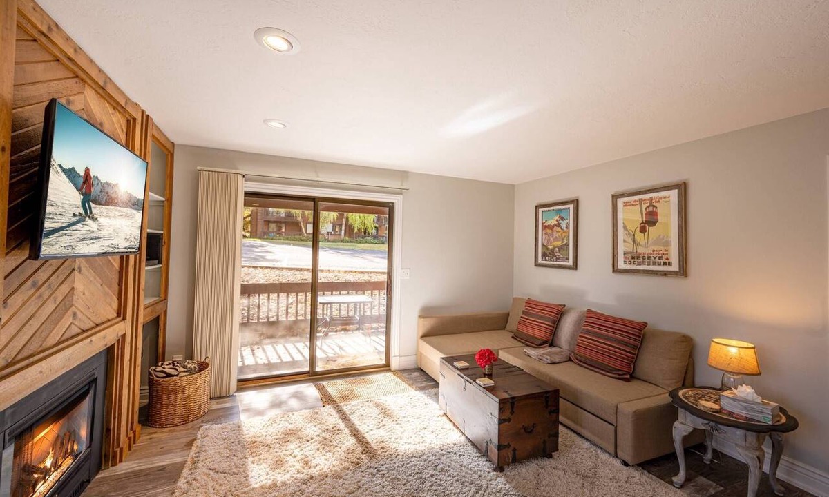 Park City Condo | Updated Canyons Condo – Walk to Skiing, Hot Tub, Fireplace, Free On-Call Shuttle