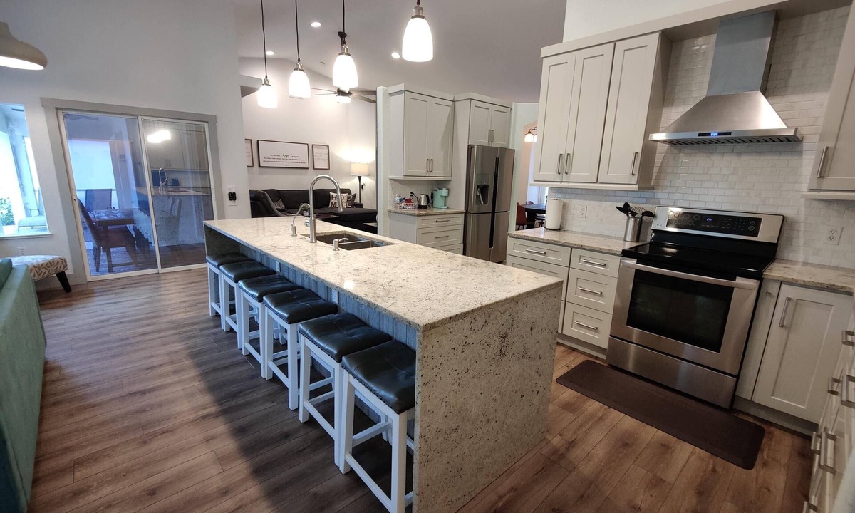Laurel House | Updated Clean Spacious 3/2. Sleep12. 6 Minutes to Nokomis Beach. Pet friendly.