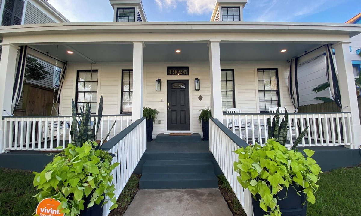 San Jacinto Cottage | Updated Historic Home Walk to Beach- Pet Friendly!