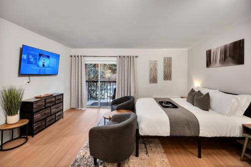 Northeast Raleigh Apartment | Upscale Midtown Studio and Private Balcony