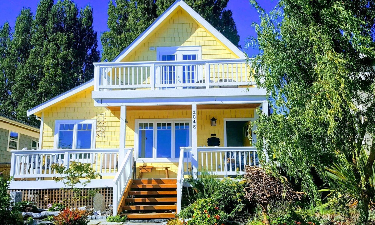 Alki House | UPSTAIRS Apt, Alki beach, historic, UPSTAIRS, Newly rebuilt, AC, W/D, fast wifi