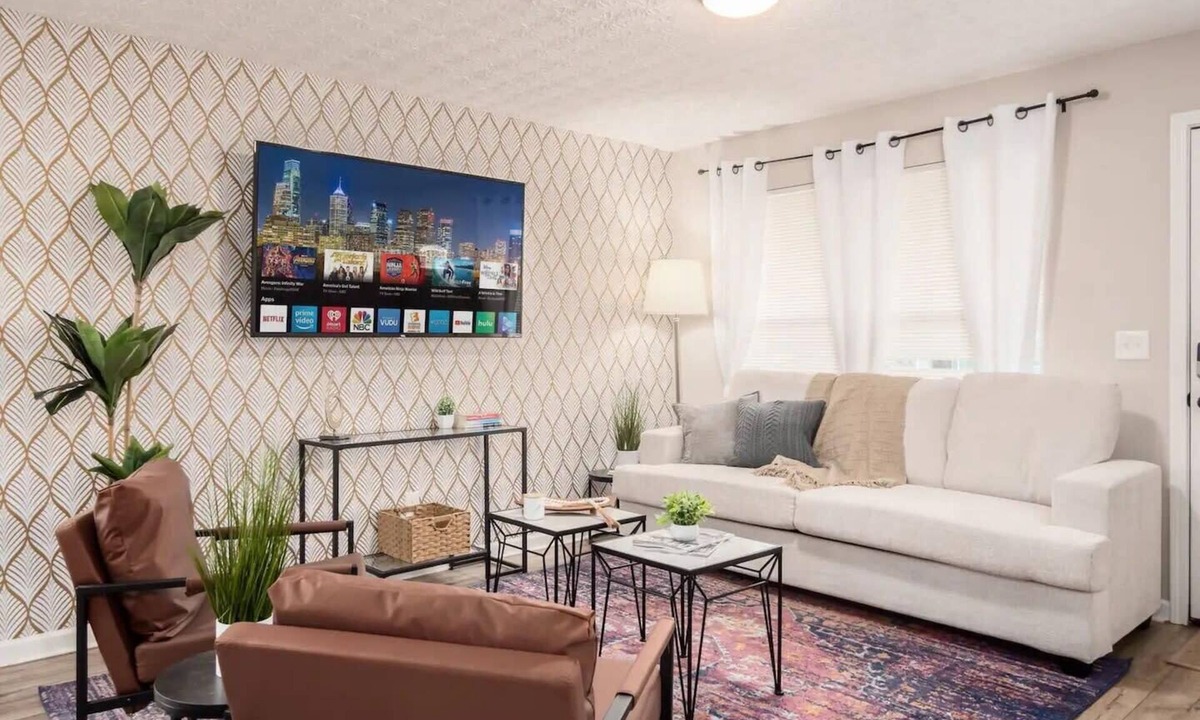 West Columbus House | Urban Oasis w/Hot Tub Near Downtown & Arena Dist.