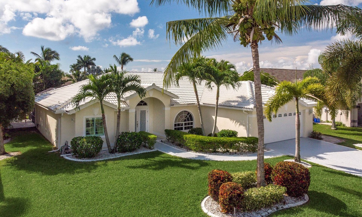 Pelican Villa | Vacation Villa - Cape Coral - Canal - Pool - Spa - Southern Exposure