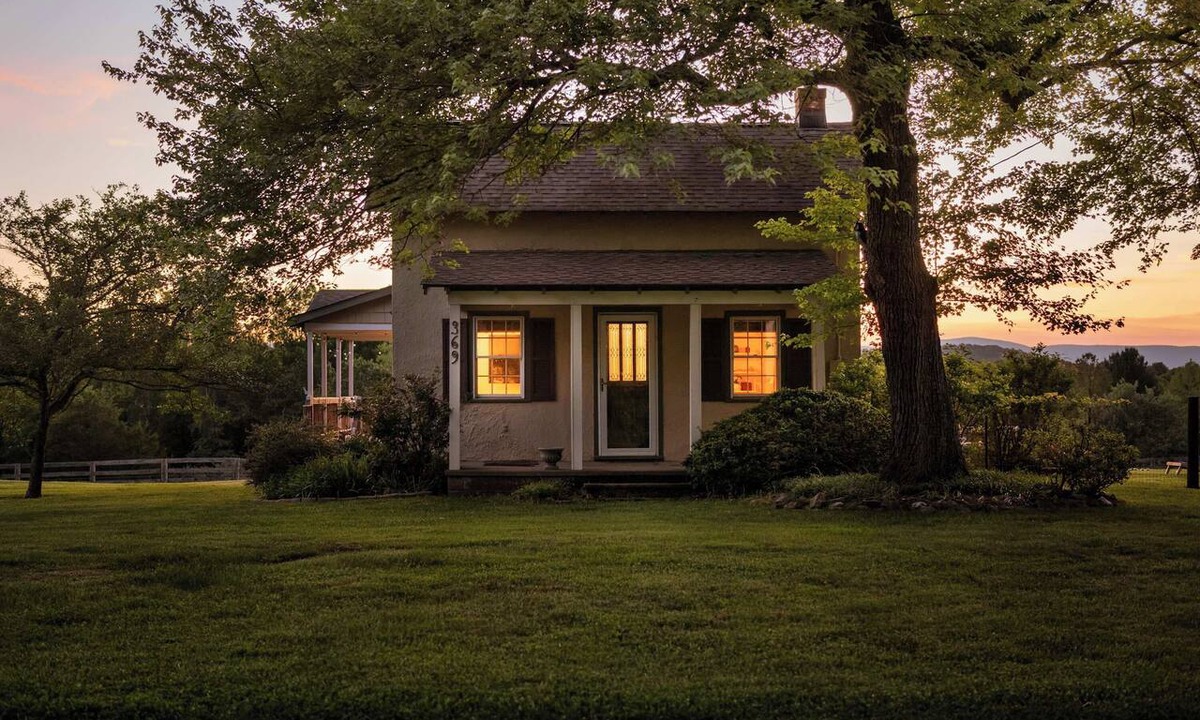 Haywood House | Valley View Farmhouse · Hot Tub, Fenced Pasture