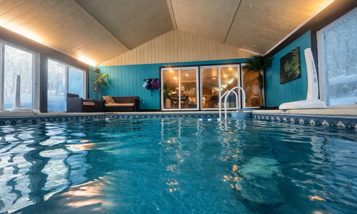 Lancaster Villa | Valley View Villa: Indoor Saltwater pool, theater, pickleball!