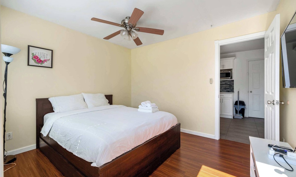 Renfrew-Collingwood House | Vancouver Cozy 2-Bedroom Suite with Private Access