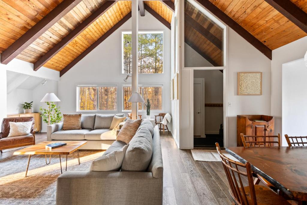 Jamaica Ski Chalet | Vermont A-Frame Sleeps10, Hot Tub, Sauna, EV, AC