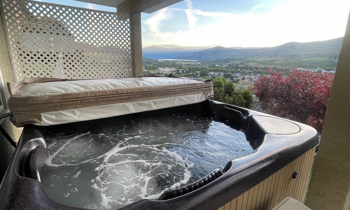 Vernon Apartment | Vernon Valley and Lake view with private Hot Tub