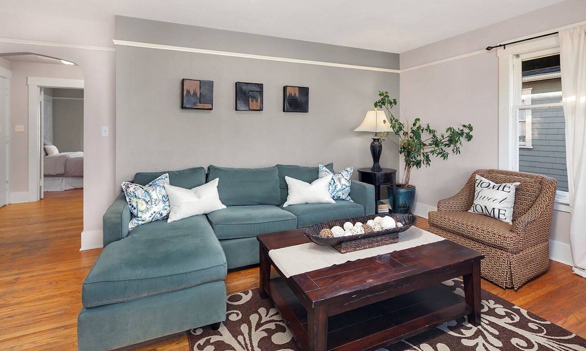 Eastlake Apartment | Vibrant Lake View Seattle Apartment w/Balcony