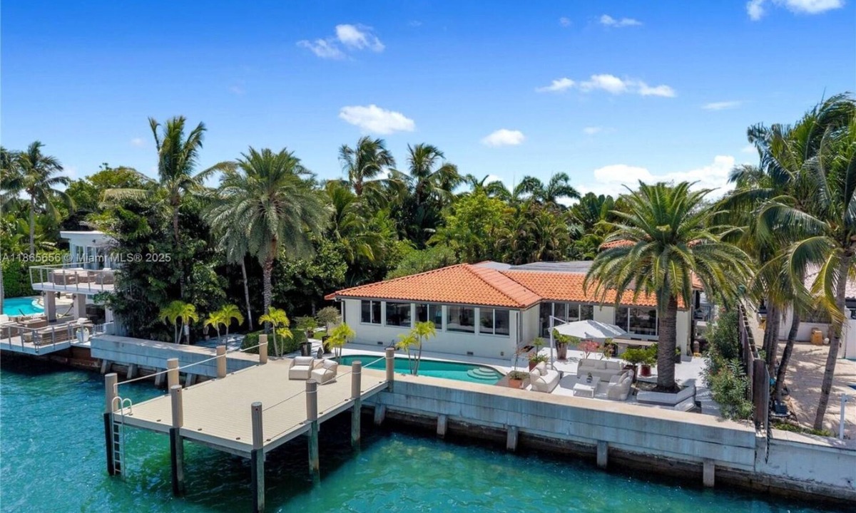 Venetian Islands Villa | Villa Élysée Waterfront + City Skyline with Pool