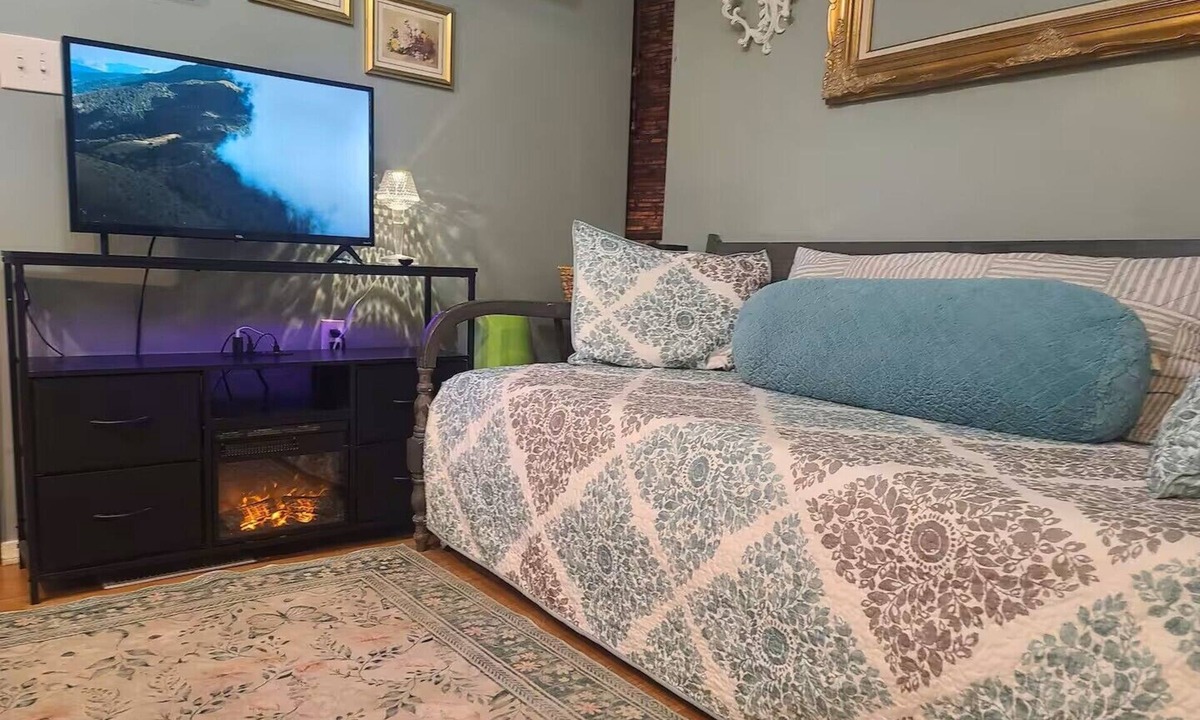 Camp Verde Cottage | Vintage Cozy Cottage 25 min to Sedona dedicated WiFi W/D A/C.