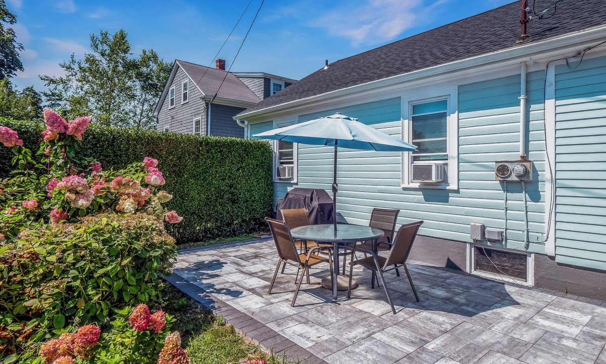Newport East Cottage | Walk to Cliff Walk/Beach! Renovated, Sunlit with new patio! St George's Pets OK!
