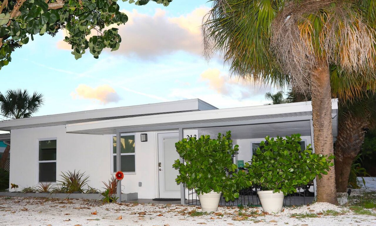 Laurel Condo | Walk to the beach in minutes from this recently remodeled condo.