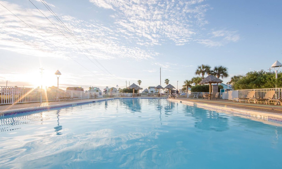 Galveston Villa | Walk to the Beach. Pool & Hot Tub. Mini Golf
