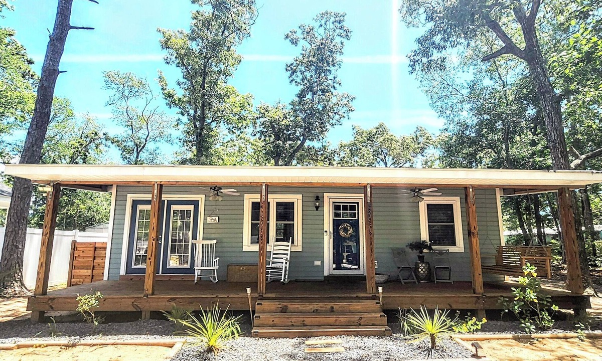 Tranquil Harbour Cottage | Walking Distance to the Beach 2 Bed 1 Bath Beach Cottage on beautiful Oak Island