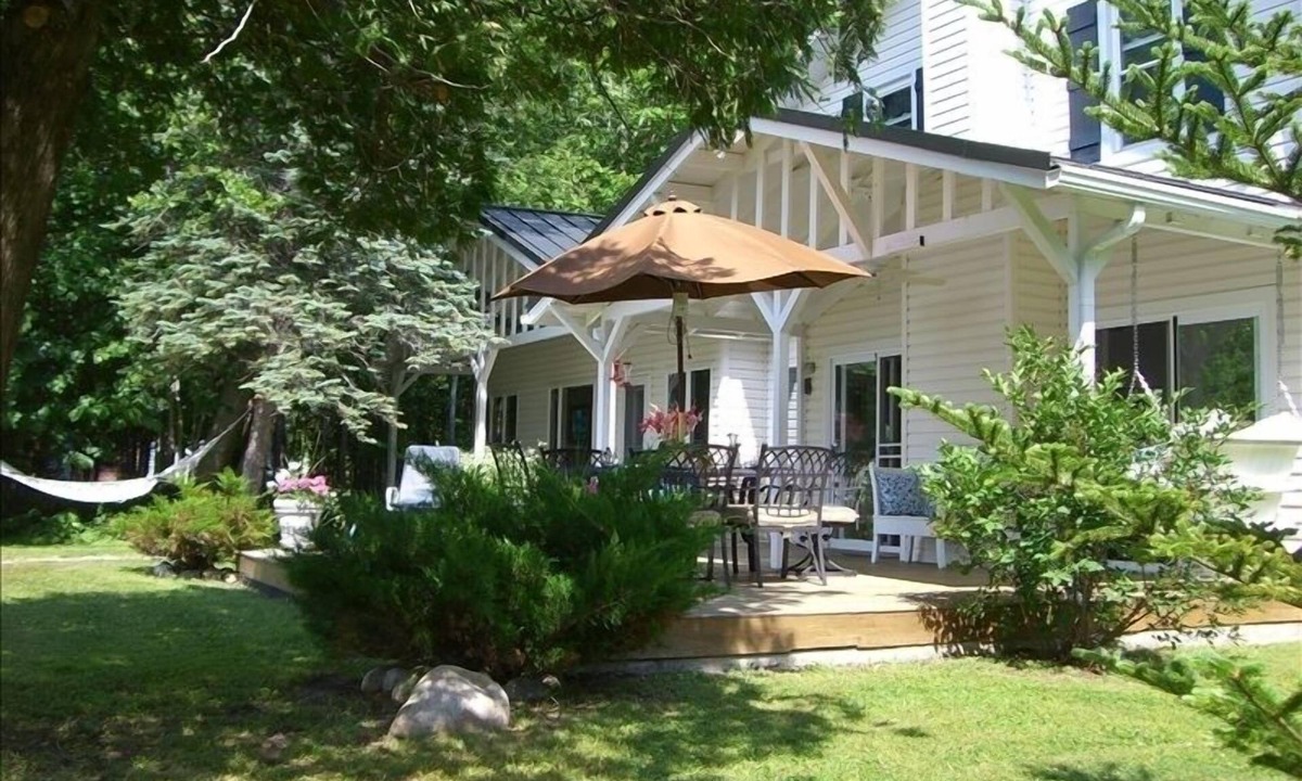 Walloon Lake Cottage | Walloon Lake Gold Coast - Three season cottage right on the water!