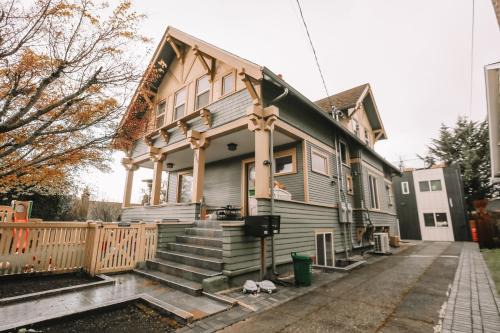 Wallingford Apartment | Warm & Cozy 2BR in Wallingford - Skyline Peek