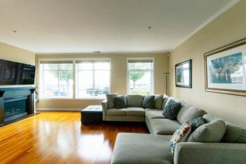 Downtown Seattle House | Waterfront 2BD Next to Pike Place with Private Patio