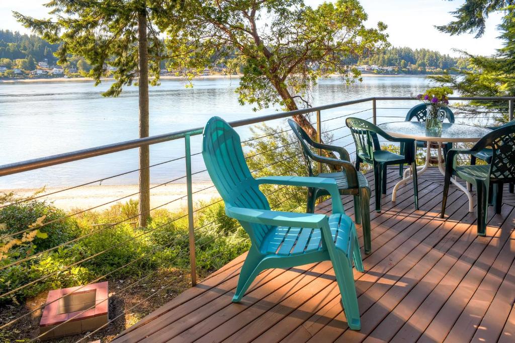 Rollingbay House | Waterfront Bainbridge Island Home: Stunning Views!