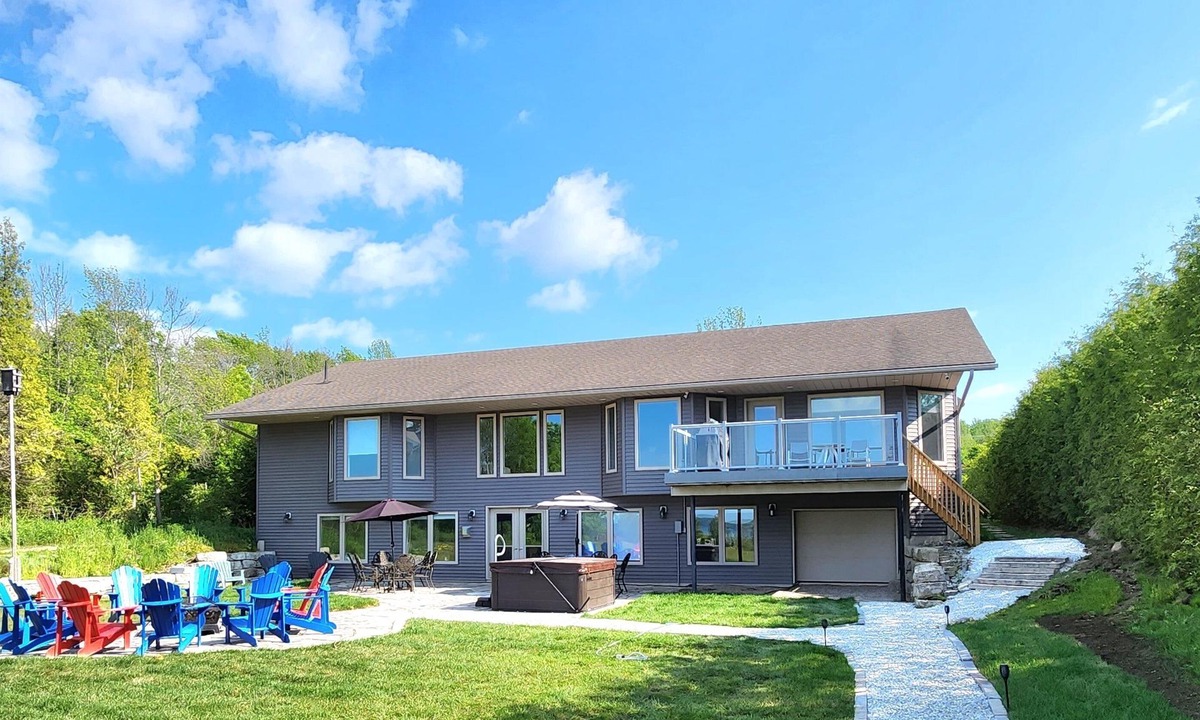 Wiarton Villa | WATERFRONT executive home hot tub, firepit, kayaks, canoe,