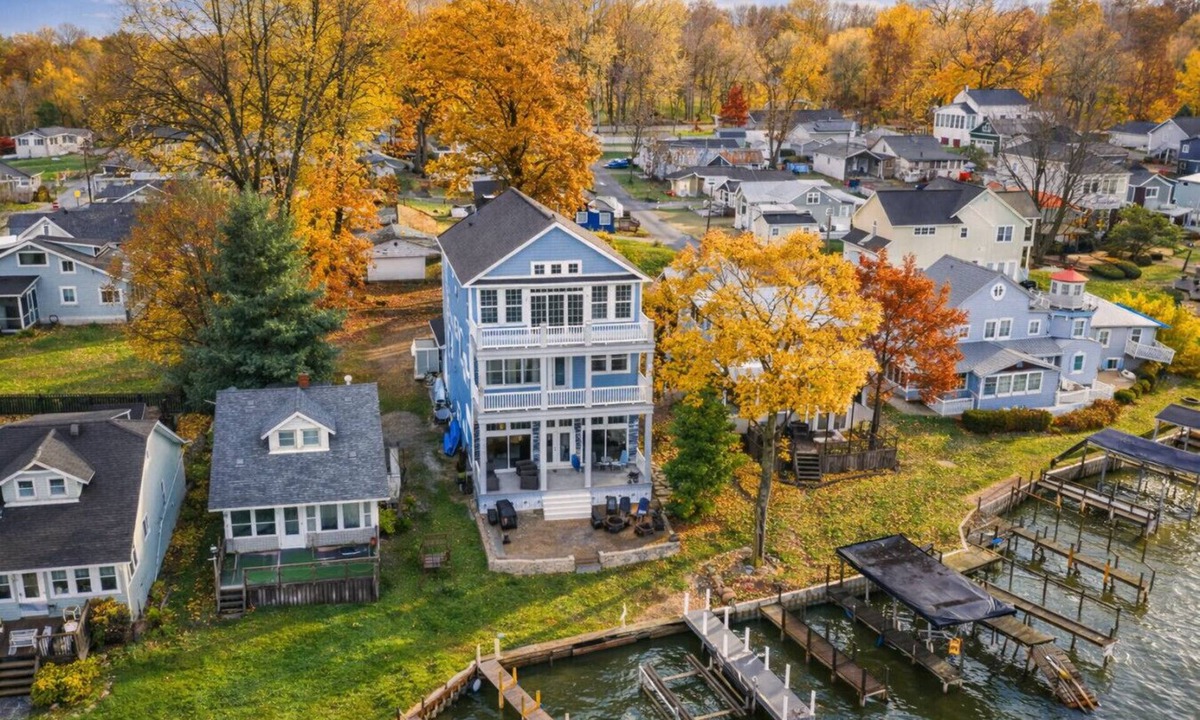 Buckeye Lake House | Waterfront in Buckeye Lake: THE Lakehouse