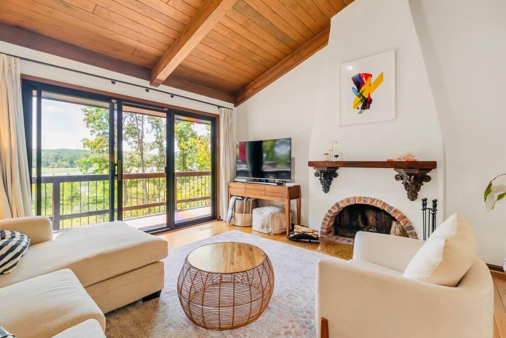 Fort Washington Villa | Waterfront Spanish Villa minutes from the city!