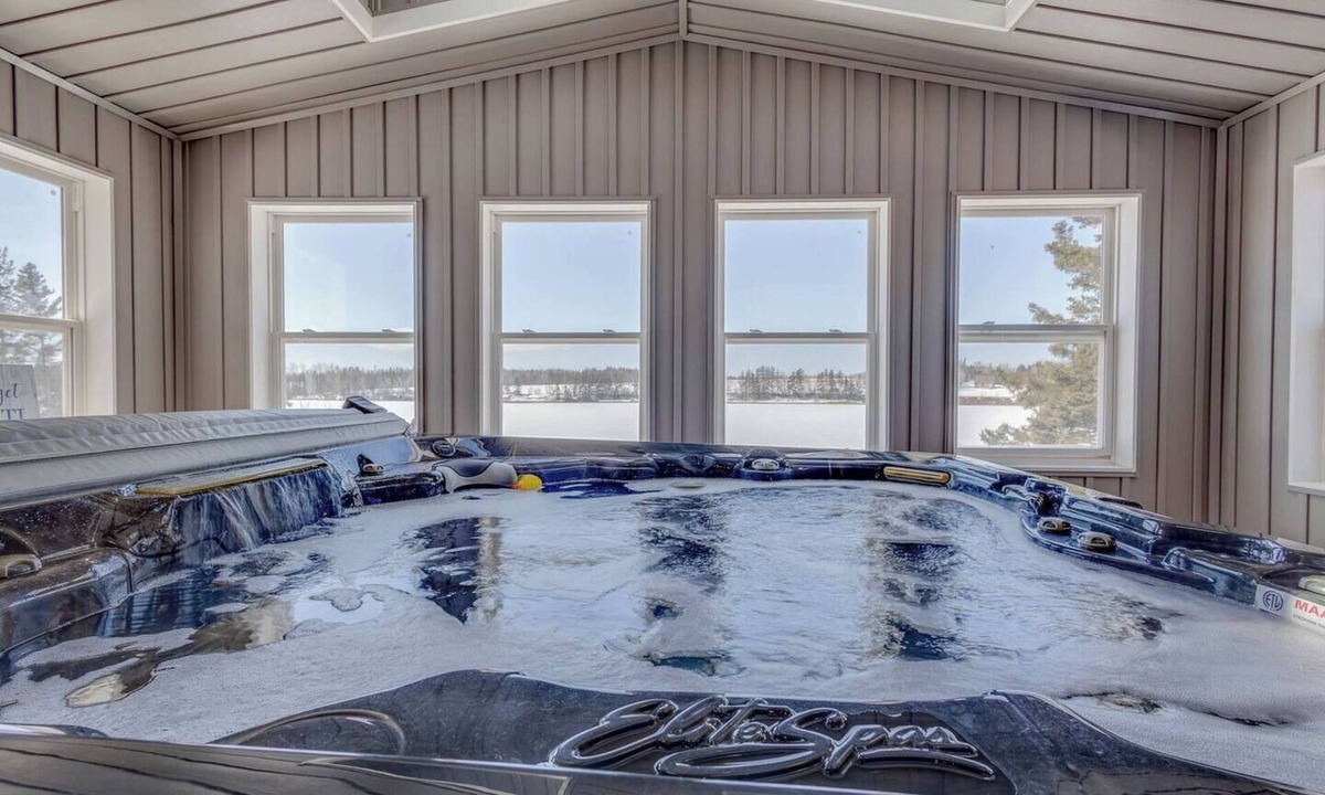 Alberton Cottage | Waterfront with access, 3BR,Sauna & Hot Tub