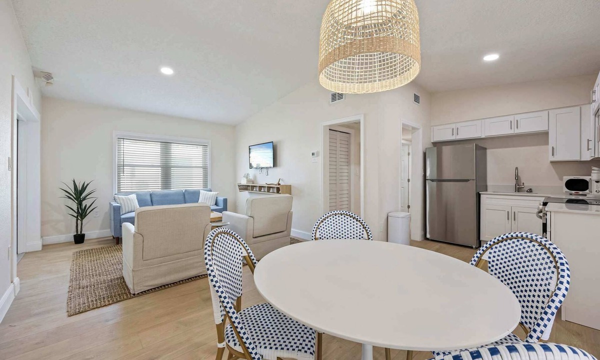 Parsuns To Cocoa Beach Apartment | Welcome to The Drift – Your Laid-Back Beach Escape in Cocoa Beach! 2/2