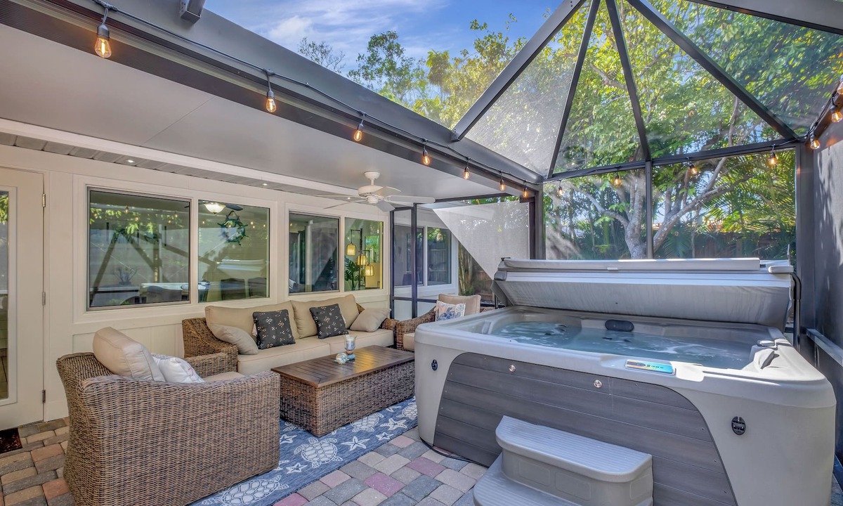 Ridge Wood Heights House | Welcome to The Turtle Nest-Lanai w/Hot Tub+5mi to beach!