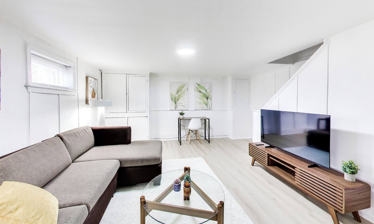 Northeast House | Welcoming 4bed townhome in DC 8 minute walk to Metro Train Station - Orange Line