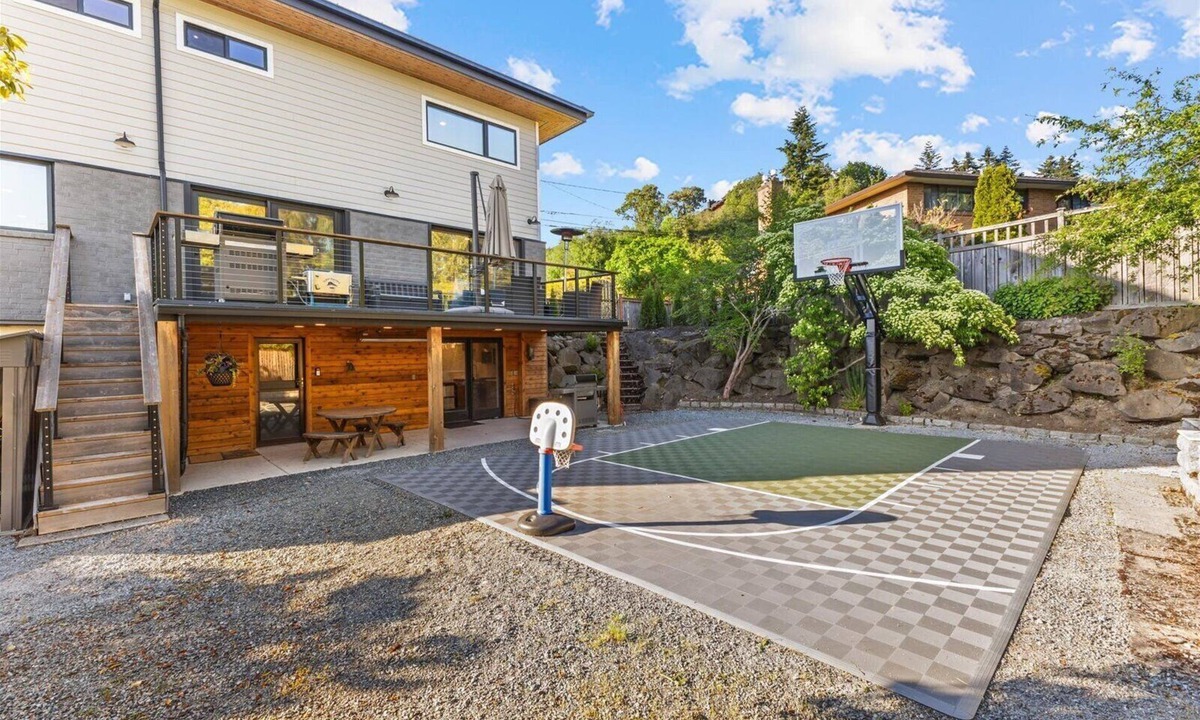 Fauntleroy House | West Seattle Retreat with Spa and Sunset Views