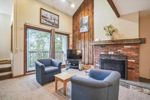 Killington House | Whiffletree E8 3-Bedroom Condo with Ski Access, Shuttle, and Fireplace