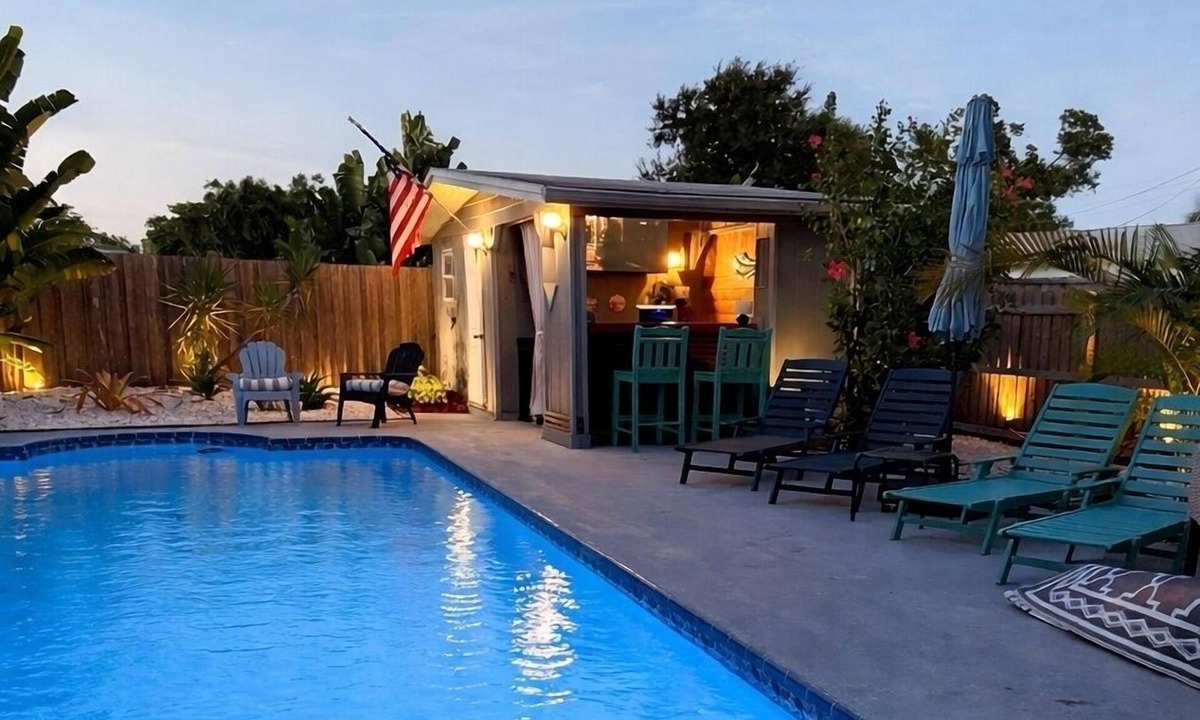 Gulf Gate Estates House | White bird of Paradise , Welcome to this boutique house in gulf gate.
