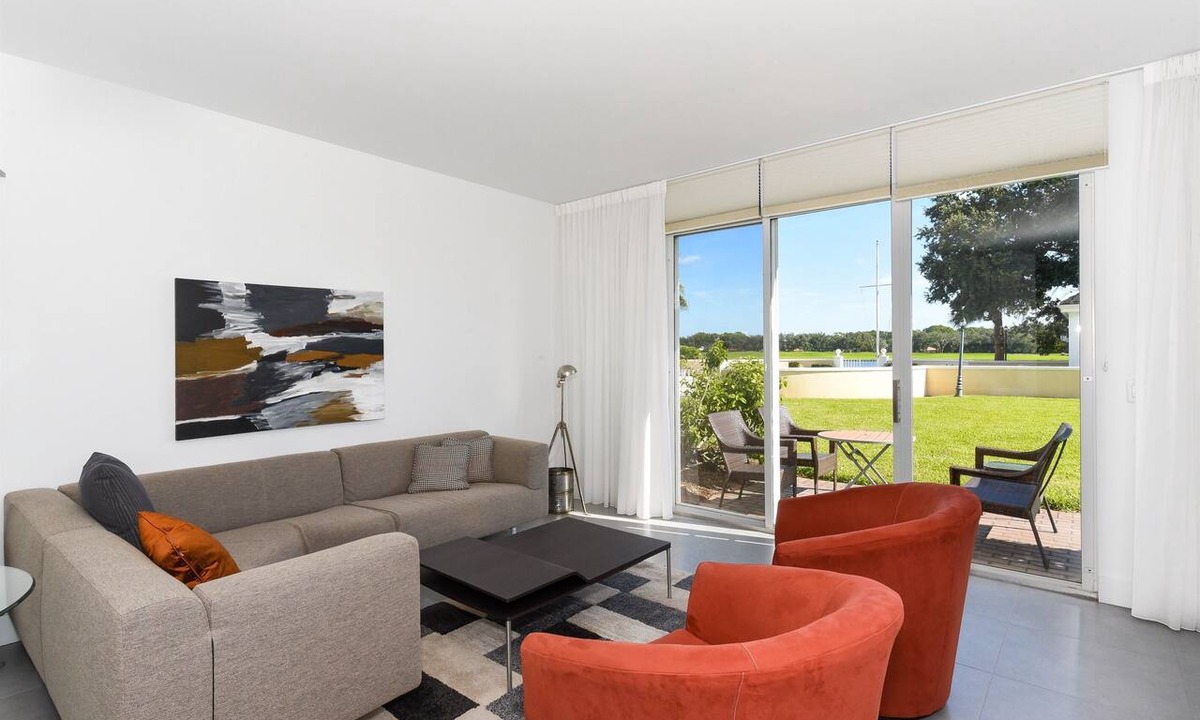 Osprey Apartment | Windsor Lodge Unit 7, studio, close to the beaches, pool access