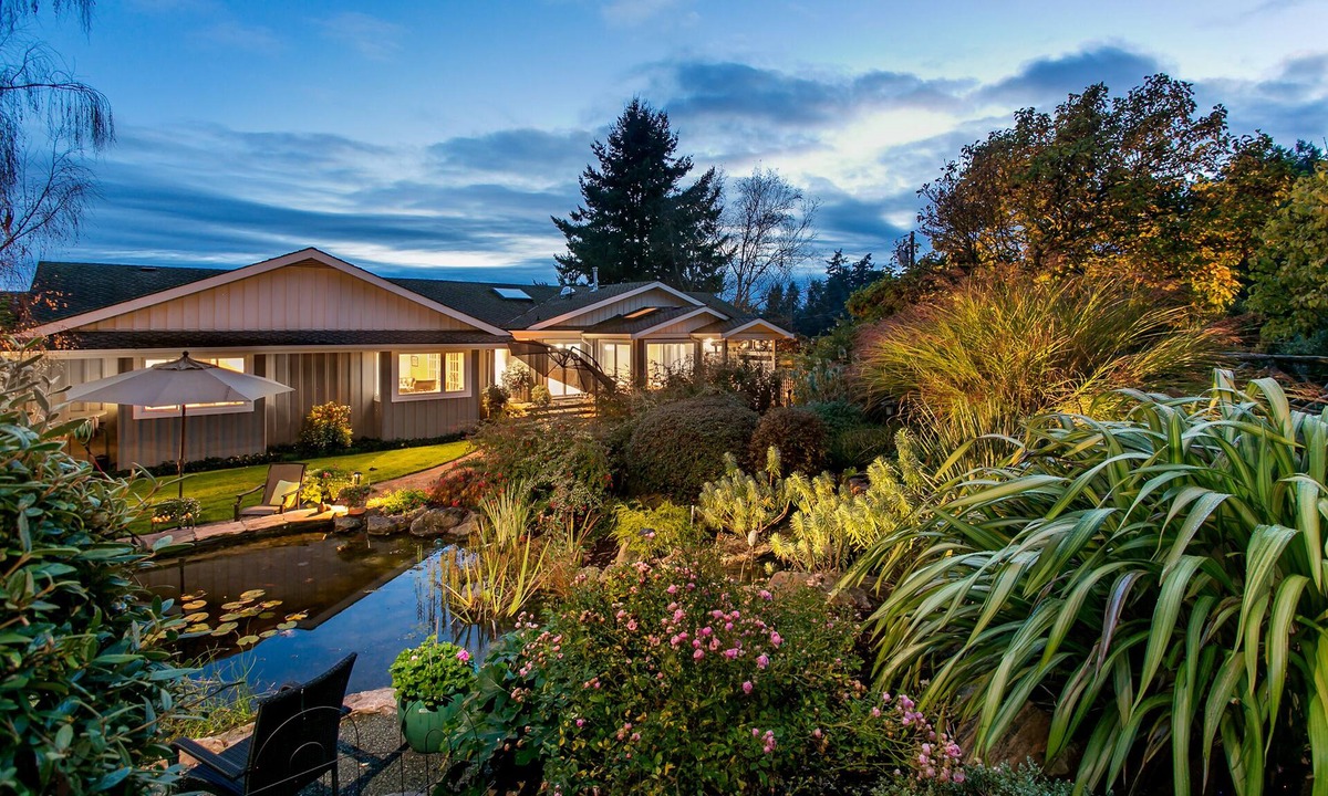 Saanichton House | WolfShire - Courtyard - Beauty and Serenity in the Valley