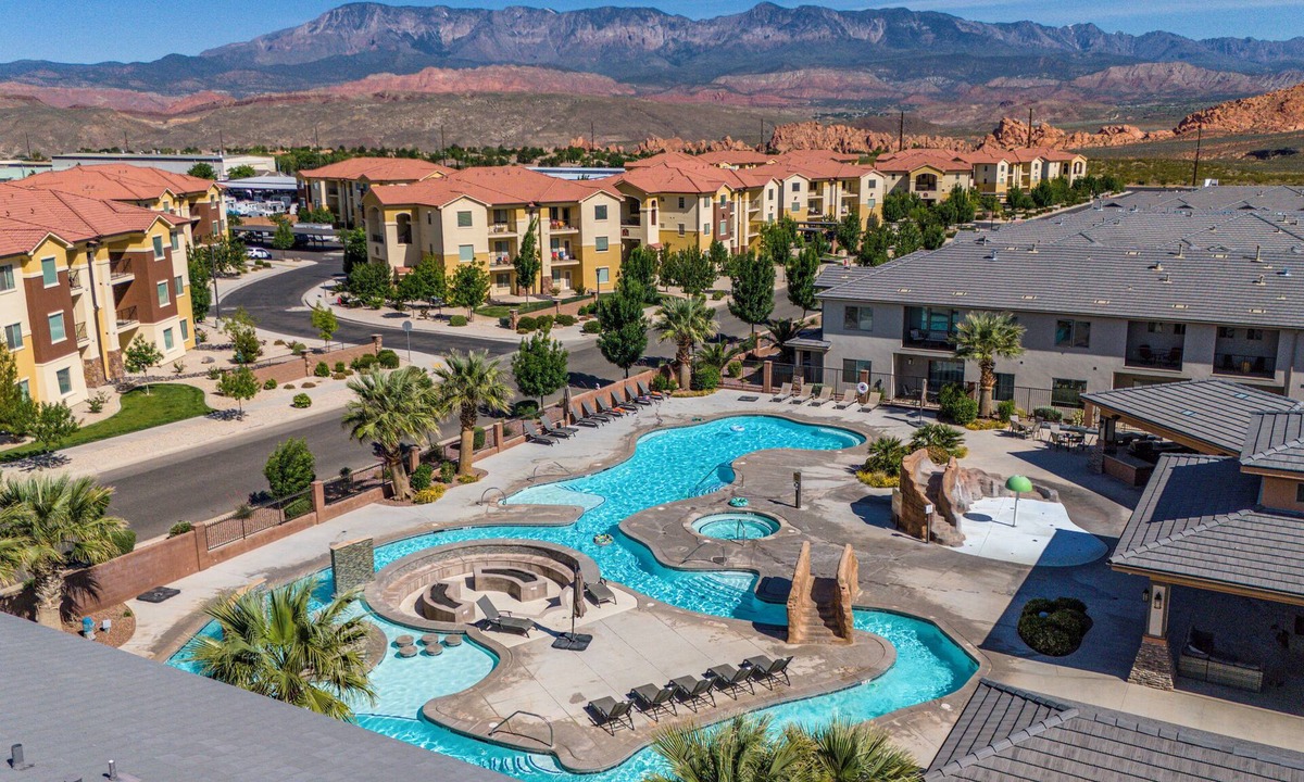 Hurricane House | Zion Village Resort 2102| Community Pool, Ping Pong table, and near Zion National Park