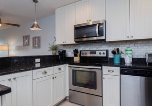2 BR condo in Sand Pebbles w ocean views!
