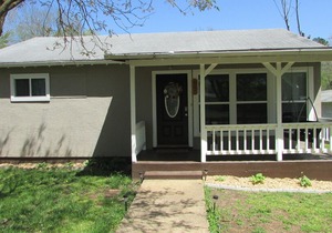 Family friendly 2 BR 2BA cottage near Current river in town of Van Buren MO Wifi