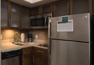 King Suite. Free Breakfast. Outdoor Pool. Near Sea Center Texas!