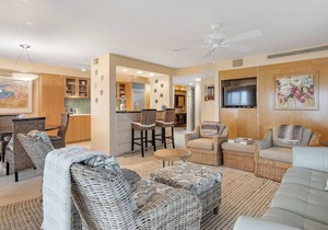 Land`s End Beachfront Elegance: Top Floor Corner