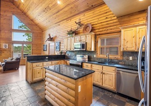 Luxury Lakefront Resort Chalet 8~2 Pools~FREE Amenities~Dock~Kayaks~Waterslide