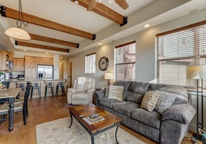 Newpark Townhome - Private Hot Tub - Private Garage