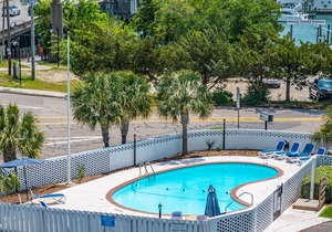 The Waterway 103: 2 Queens Studio with complex pool!
