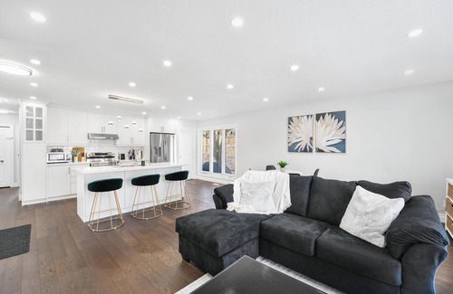 Kitchener House | Luxury Estate+Renovated 5 BD+65"