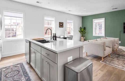 Old Town Alexandria Apartment | ★1/2 Block to King Street, King Bed ~ Free Parking★
