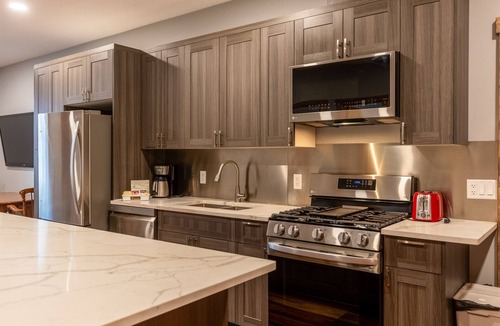 Historic Downtown Fernie Hotel | 1 Bedroom l Sleeps 3 Adults l A/C l Dog Friendly