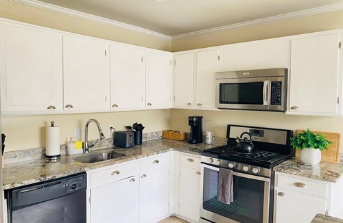 Laurel House | 1 Bedroom Terrace view Quiet Neighborhood shared bathroom living room,kitchen #3
