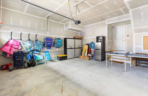 Caine Woods House | 1 block to beach, arcade games, walk to restaurants water park, mini golf,&more!