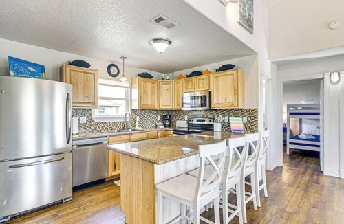Surfside Beach Cottage | 1 Block to Surfside Beach: Home w/Gulf Views!