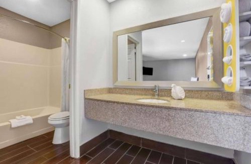 Ukiah Apartment | 1 King Bed|Non-Smoking